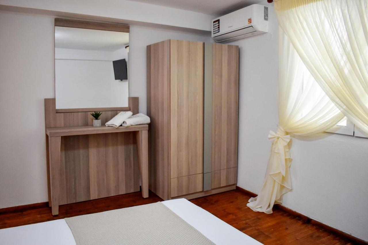 La Maison Plakes 3 Bdr Apt Skiathos Town Bagian luar foto